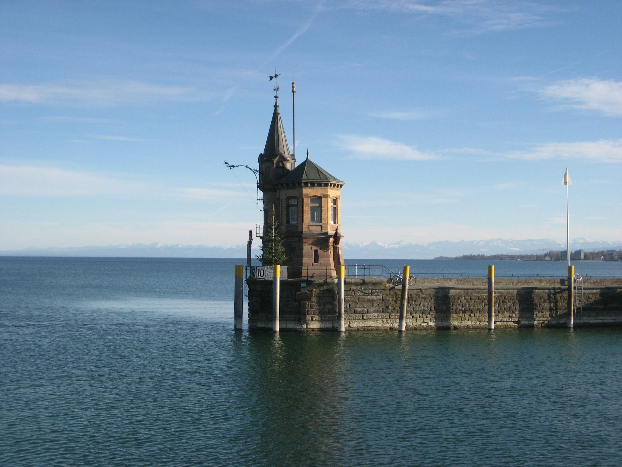 Historischer Hafenbereich mit Turm am Bodensee in Konstanz